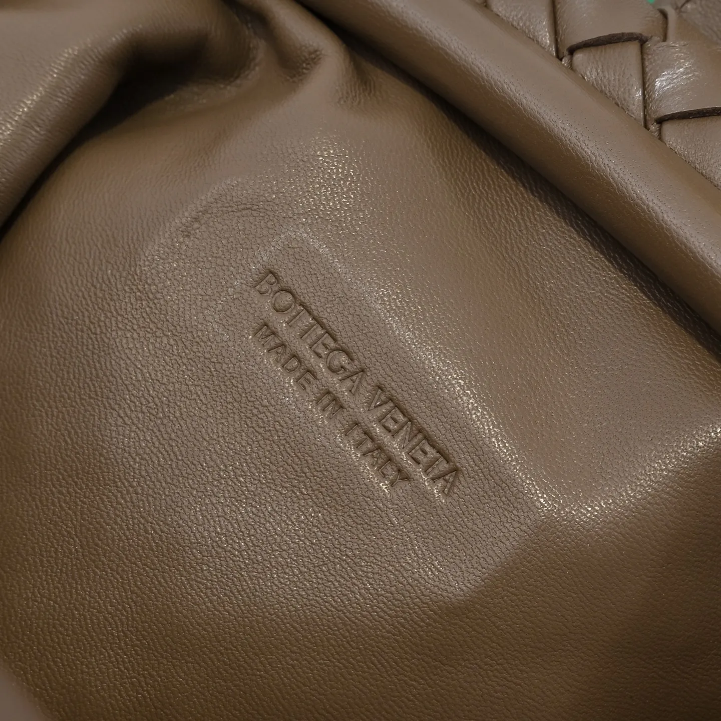 Batch 1880 BOTTEGA VENETA LAUREN 1980 small clutch bag is new! The small size that many people are squatting on is finally here. The self-adjustable zipper is a highlight of this bag. After being removed, it can be used as a handbag for important occasions. One bag unlocks two carrying methods at the same time. It is practical and has a unique sense of structure and beautiful lines. It is more elegant than a small cloud. It is a tribute to the classics and the pursuit of modernity. Style number: 4038 Size: 27*15*8cm